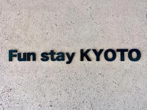 Una señal que dice que te diviertas quedando Kyoto en una pared en Room&Bed Fun stay KYOTO en Kyoto