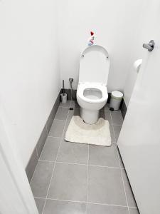W pokoju znajduje się łazienka z białą toaletą. w obiekcie Comfort oasis family getaway w mieście Henley Brook