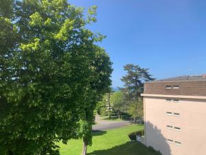 una vista aérea de un edificio y un árbol en Appartement Villers-sur-Mer, 2 pièces, 4 personnes - FR-1-712-58, en Villers-sur-Mer