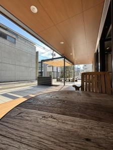 un edificio vacío con una mesa de madera y un banco en Room&Bed Fun stay KYOTO en Kyoto