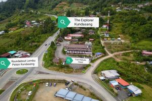 Luftblick auf ein Dorf mit einer Straße in der Unterkunft The Explorer Kundasang in Kampong Kundassan