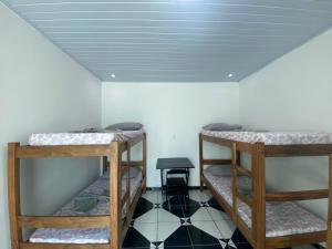 Tempat tidur susun dalam kamar di Conexão 021