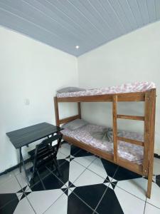 ボア・ヴィスタにあるConexão 021の二段ベッド2台、デスクが備わる客室です。