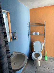 een badkamer met een toilet, een wastafel en een bad bij Estancia María Bonita Morelia in Morelia