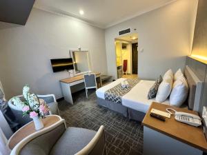 Habitación de hotel con cama y escritorio en Permai Hotel Kuala Terengganu, en Kuala Terengganu