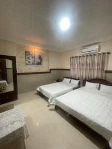 Een bed of bedden in een kamer bij Khách sạn Tân Kim Chung