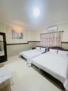 Een bed of bedden in een kamer bij Khách sạn Tân Kim Chung
