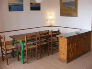 comedor con mesa, sillas y escritorio en Apartamento Llançà, 3 dormitorios, 6 personas - ES-170-28, en Llançà