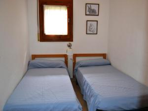 2 aparte bedden in een kamer met een raam bij Apartamento Llançà, 3 dormitorios, 6 personas - ES-170-28 in Llança
