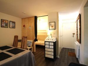 - une chambre avec un lit, une commode et une salle de bains dans l'établissement Appartement Mont-Dore, 2 pièces, 6 personnes - FR-1-415-149, à Le Mont-Dore