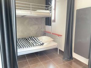 a bunk bed in a room with a bunk bedutenewayewayangering at Appartement Risoul, 2 pièces, 5 personnes - FR-1-330-570 in Risoul