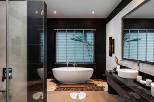 Koupelna v ubytování Rawai Crystal 3 Bedroom Villa