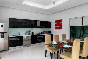 Kuchyň nebo kuchyňský kout v ubytování Rawai Crystal 3 Bedroom Villa