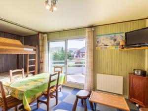 a bedroom with a bed and a large window at Studio Peyragudes, 1 pièce, 4 personnes - FR-1-695-39 in Germ