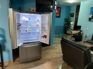 um frigorífico com a porta aberta num quarto em Estancia María Bonita Morelia em Morelia