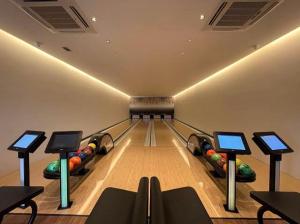 een lege bowlingbaan met een speld erin bij Salinas Premium Resort Varanda in Salinópolis