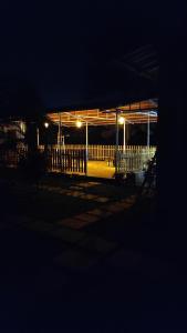 Mohor Retreat في عليباج: مبنى مضاء في الليل مع انارة