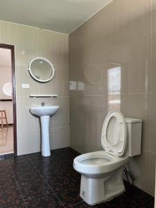 Koupelna v ubytování ปันสุขโฮมเทล Pansuk Hometel + 16 fotografií