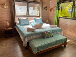1 dormitorio con 2 camas individuales y ventana en Teanuhe Hills, en Faaa