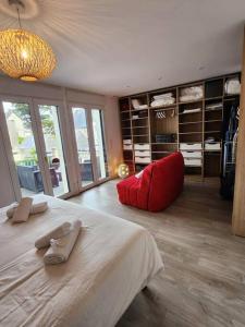 ポルニシェにあるMaison Vue Merのベッドルーム1室(大型ベッド1台、赤い枕付)