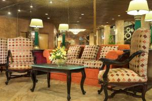- une salle d'attente avec des chaises et une table fleurie dans l'établissement Sheraton Montazah Hotel, à Alexandrie
