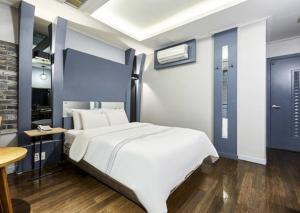 Ένα ή περισσότερα κρεβάτια σε δωμάτιο στο 24 Block Hotel