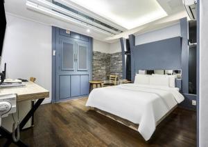 Ένα ή περισσότερα κρεβάτια σε δωμάτιο στο 24 Block Hotel