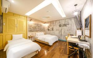 Giường trong phòng chung tại 24 Block Hotel