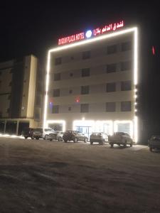 ein Gebäude mit nachts vor ihm geparkt in der Unterkunft DUQUM PLAZA HOTEL in Duqm