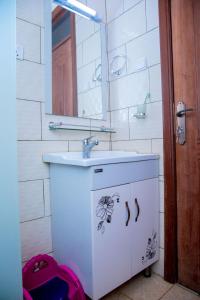 uma casa de banho com um lavatório e um espelho em LEED Homes em Kigali