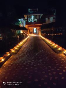 una calle vacía con luces delante de un edificio en Rater Tara Diner Rabi Resort, en Santiniketan