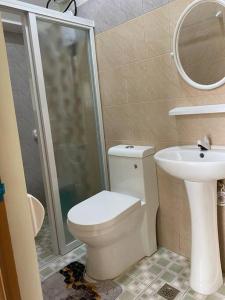 een badkamer met een toilet en een wastafel bij Private Comfortable Guest House in Alburquerque