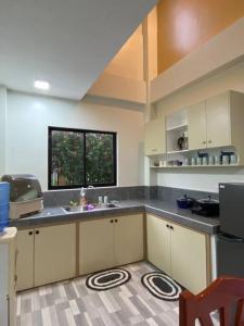 eine große Küche mit einem Waschbecken und einem Fenster in der Unterkunft Private Comfortable Guest House in Alburquerque