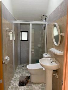 W łazience znajduje się toaleta, umywalka i prysznic. w obiekcie Private Comfortable Guest House w mieście Alburquerque