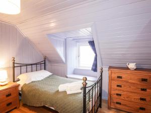 a bedroom with a bed and a window at Jubilee Cottage in Uig