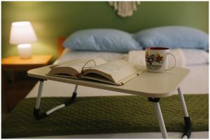 - une table avec un livre et une tasse de café sur un lit dans l'établissement Near IT Park Cebu City w Balcony by Hooga Home R2, à Cebu