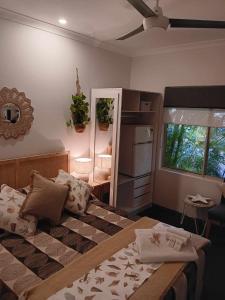 ein Schlafzimmer mit einem großen Bett und einem Fenster in der Unterkunft Ningaloo Lodge Exmouth in Exmouth