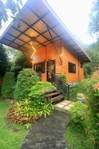 een kleine hut met een veranda en een trap die naar de accommodatie leidt bij ปลายน้ำรีสอร์ท พรหมคีรี นครศรี ฯ Plainam Resort in Ban Khaek