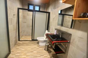 Ban Khaek的住宿－ปลายน้ำรีสอร์ท พรหมคีรี นครศรี ฯ Plainam Resort，带淋浴、卫生间和盥洗盆的浴室