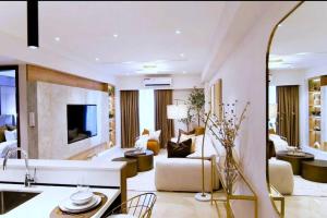 アクラにあるSpacious Executive Luxury Apartmentのリビングルーム(ソファ、テレビ付)