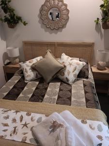 ein Bett mit einer Bettdecke und Kissen darauf in der Unterkunft Ningaloo Lodge Exmouth in Exmouth