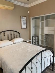 een slaapkamer met een bed in een kamer met planken bij Casita in Ladera Ranch