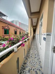 um corredor de um edifício com flores no chão em Motel Tiến Phúc em Long Hai
