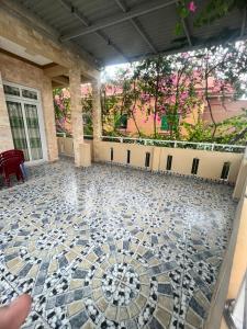 um quarto com piso em mosaico num edifício em Motel Tiến Phúc em Long Hai