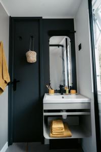 a bathroom with a sink and a mirror at Chalet Hockslee in Goebelsmuhle