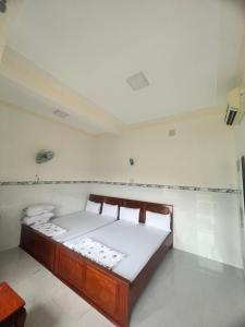 a bedroom with a large bed in a room at Motel Tiến Phúc in Long Hai