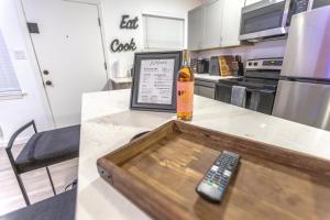 Kitchen o kitchenette sa Brand New Luxury Apt! Heart of Montrose- Downtown HTX