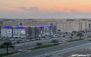 un gran edificio con coches aparcados frente a una calle en Grand PJ Hotel - Free Parking, en Ras al Khaimah