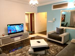 Télévision ou salle de divertissement dans l'établissement Appartement meublé Douala, 2-Bedroom Apartment -Kotto Bonamoussadi- Vanguard Apparts 302
