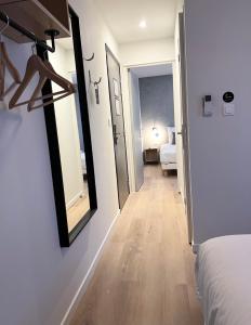 Postel nebo postele na pokoji v ubytování Hôtel Le Ponson